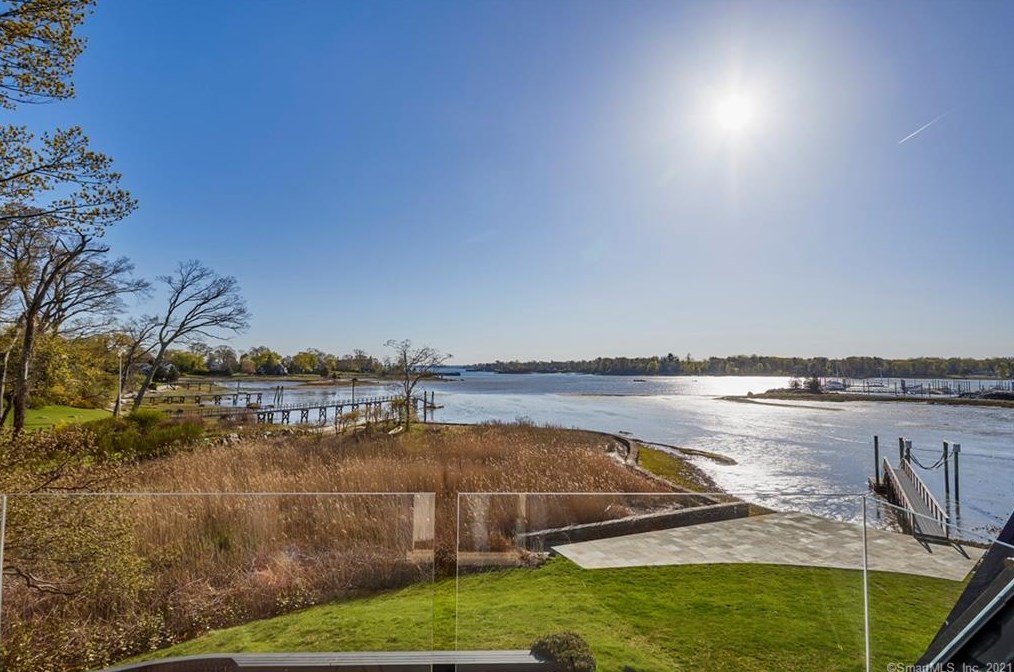 46 Carriglea Dr, Riverside, CT 06878