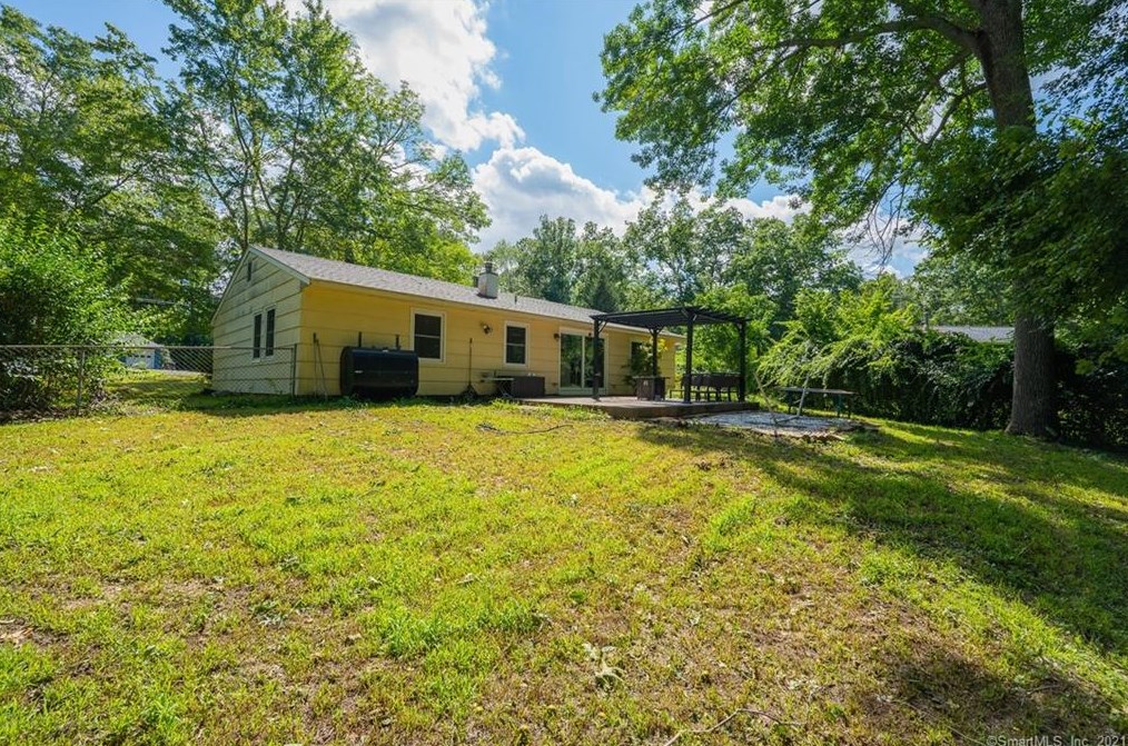 7 Whitewood Ln, Gales Ferry, CT 06339
