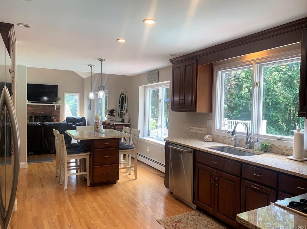 91 Flat Rock Rd, Branford, CT 06405-3353