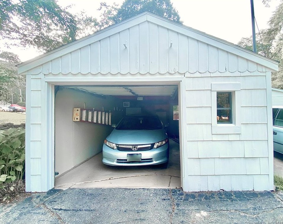 109 Avery Hill Rd, Gales Ferry, CT 06339