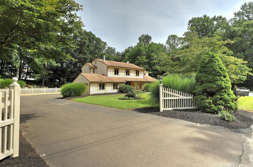 601 Aspen Ln, Orange, CT 06477-2161