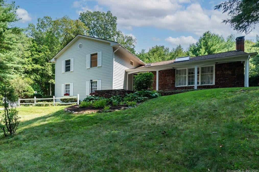 15 Sachems Trl, Simsbury, CT 06092-2526