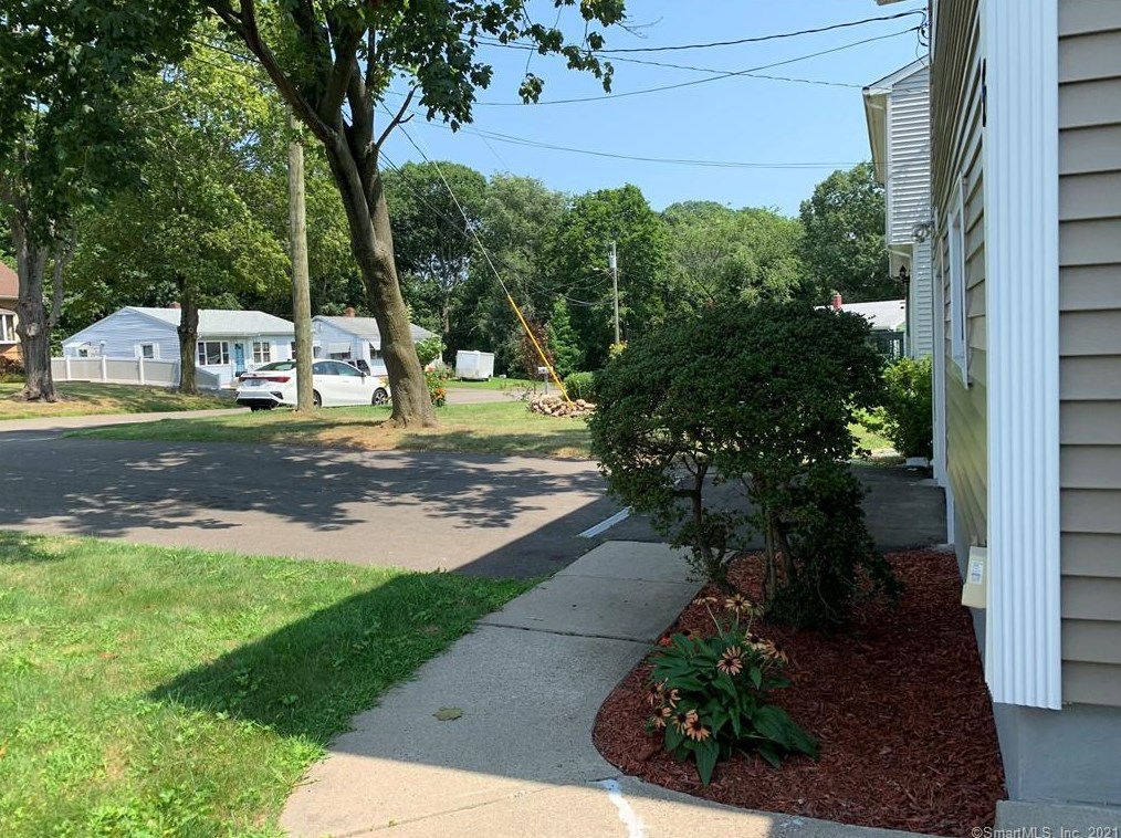 5 Plant Rd, Branford, CT 06405