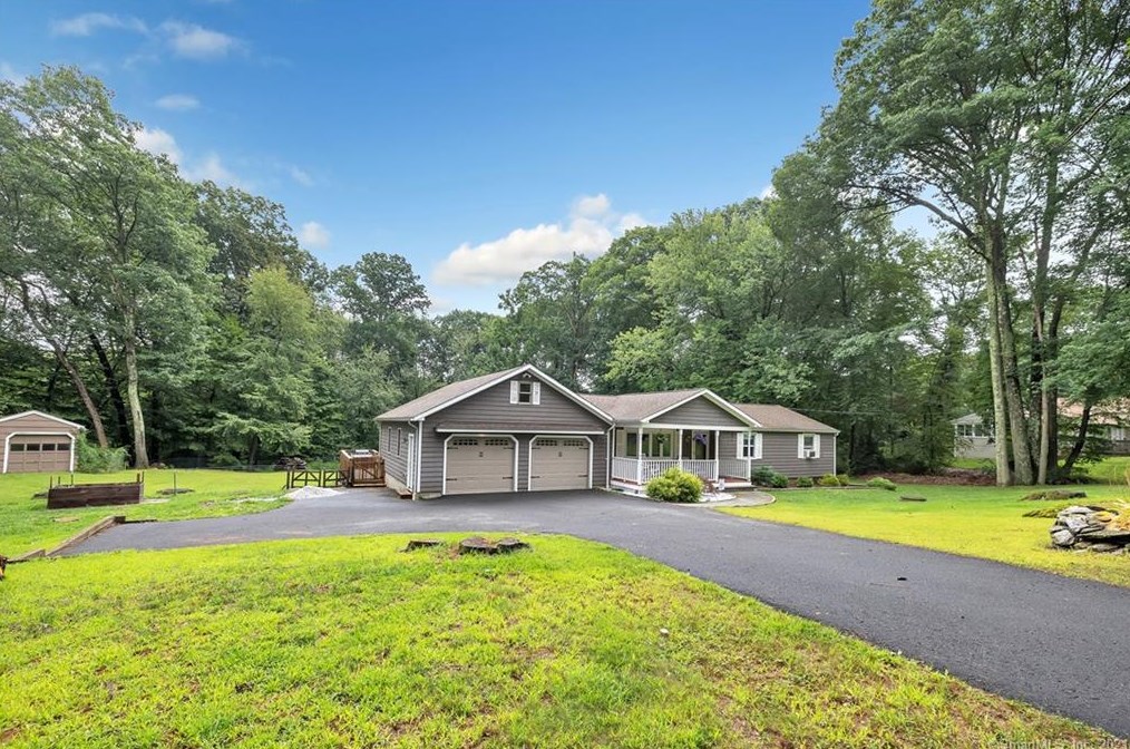 81 Williamsburg Dr, Upper Stepney, CT 06468