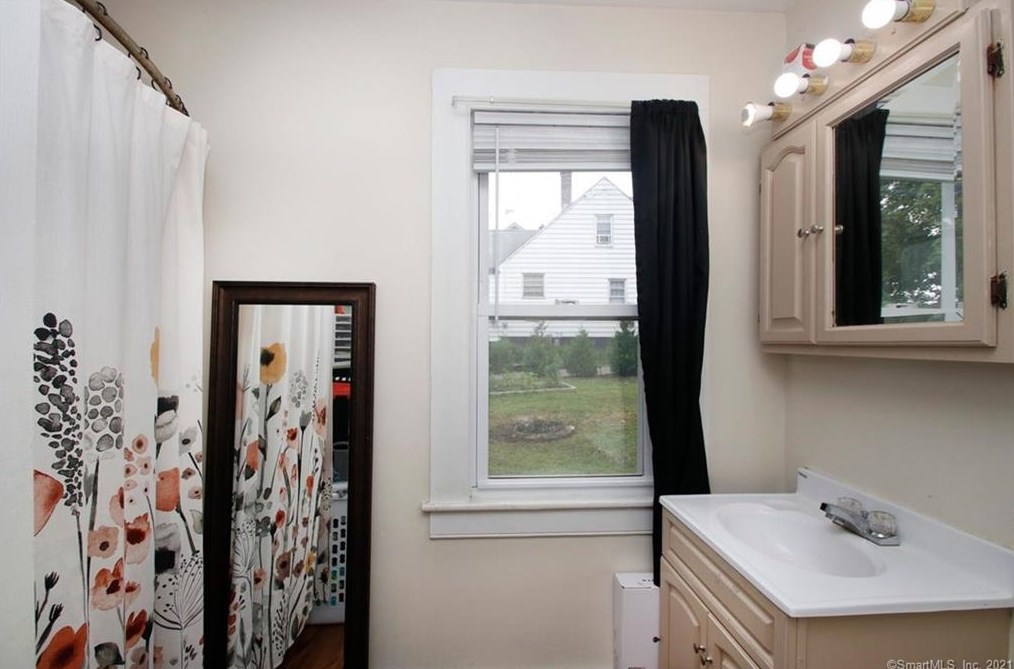 74 Oak St, Meriden CT 06450-5820 exterior