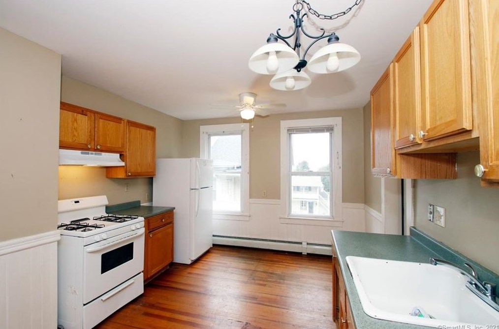 74 Oak St, Meriden CT 06450-5820 exterior