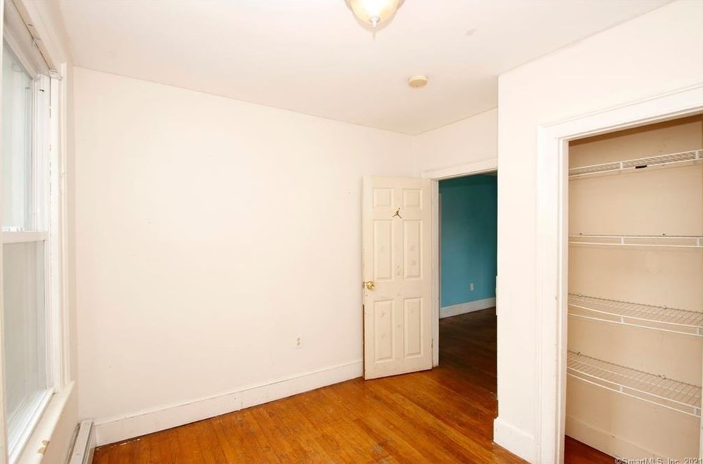 74 Oak St, Meriden CT 06450-5820 exterior