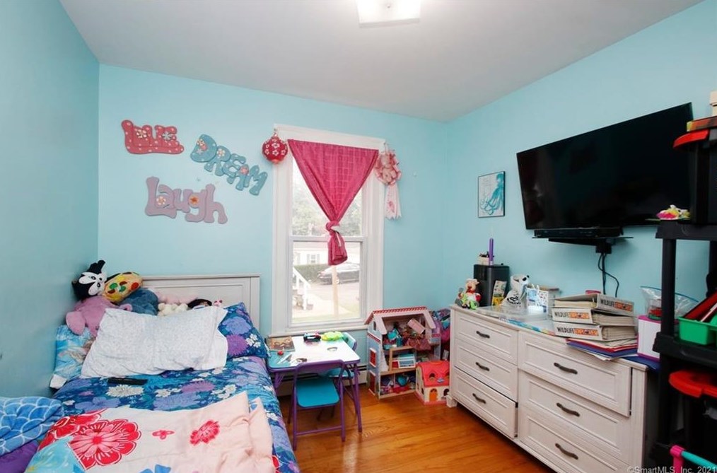 74 Oak St, Meriden CT 06450-5820 exterior