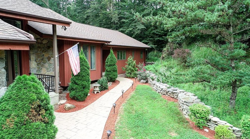 32 Laurel Ln, East Hampton, CT 06447