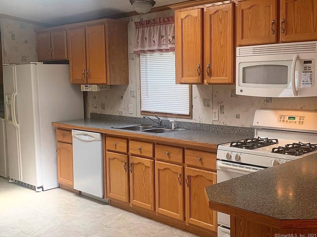 33 Middle Ter, Vernon, CT 06066-4422
