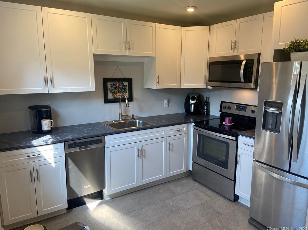47 Westview Dr, Meriden CT  06450-4723 exterior