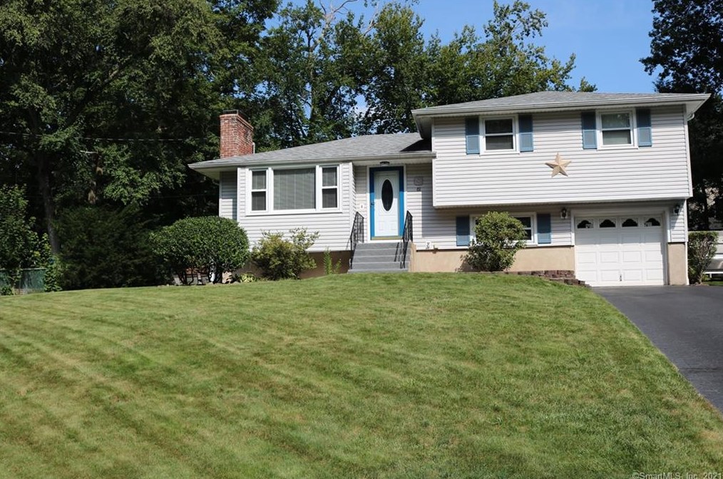 61 Dogwood Ln, Meriden, CT 06450-2522