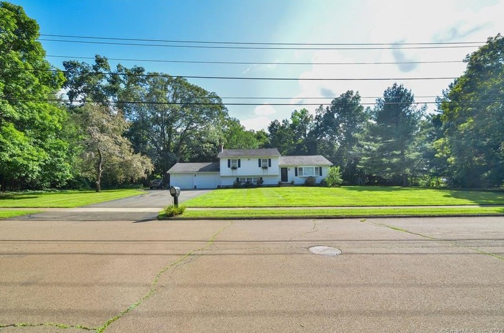 7 Stone Hedge Dr, North Haven, CT 06473