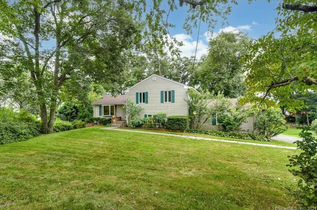 148 Barryscott Dr, Fairfield, CT 06825-3202