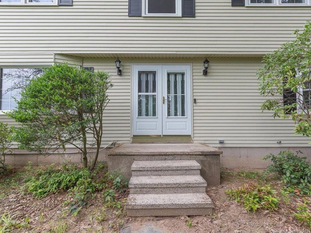 7 Elaine Dr, Simsbury, CT 06070