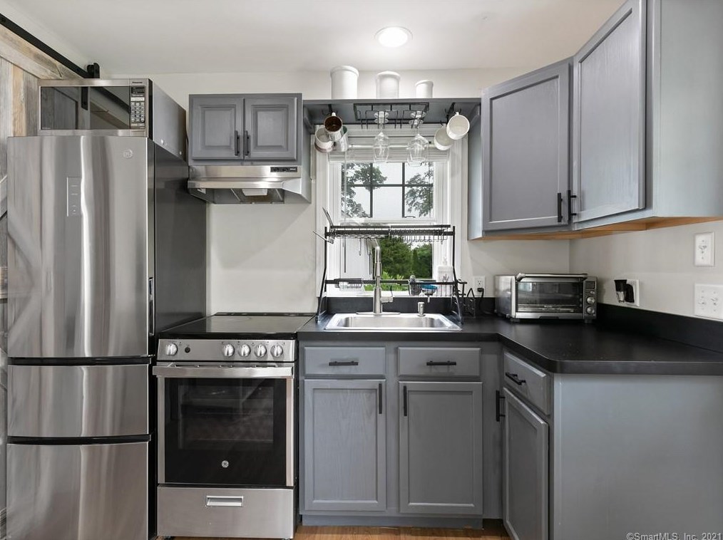 92 Grove St, Clinton CT  06413-1907 exterior