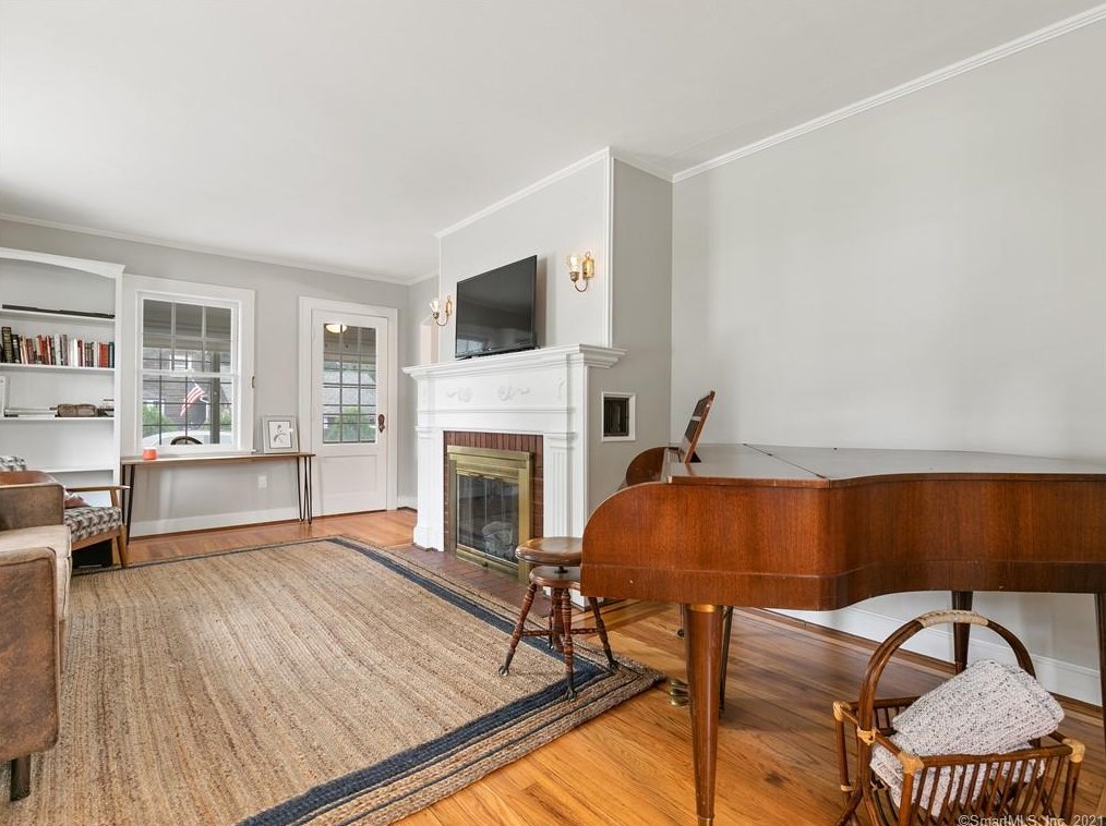 92 Grove St, Clinton CT  06413-1907 exterior