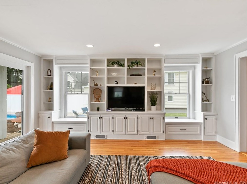 92 Grove St, Clinton CT  06413-1907 exterior