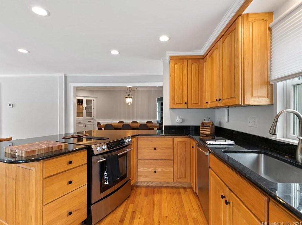 92 Grove St, Clinton CT  06413-1907 exterior
