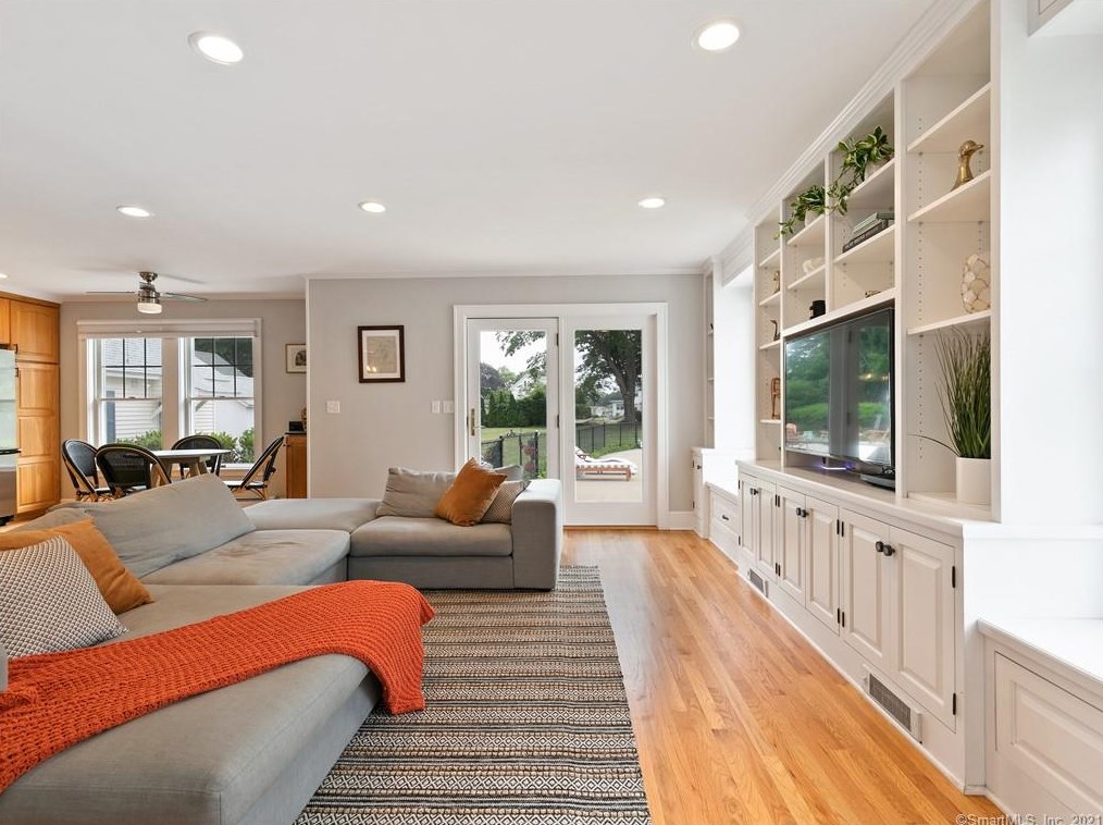 92 Grove St, Clinton CT  06413-1907 exterior