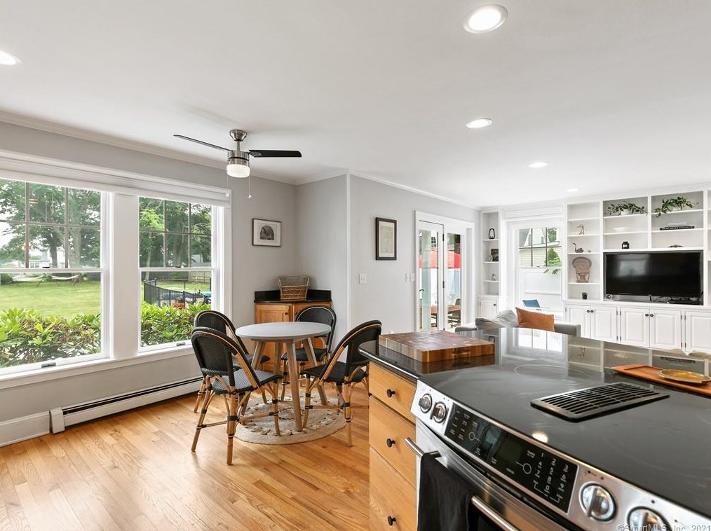 92 Grove St, Clinton CT  06413-1907 exterior