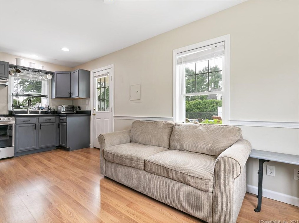 92 Grove St, Clinton CT  06413-1907 exterior