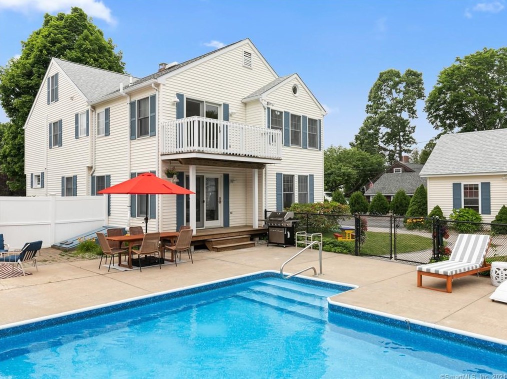 92 Grove St, Clinton CT  06413-1907 exterior