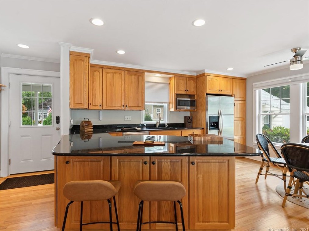 92 Grove St, Clinton CT  06413-1907 exterior