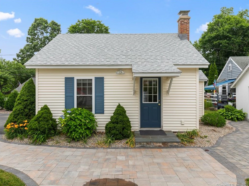 92 Grove St, Clinton CT  06413-1907 exterior