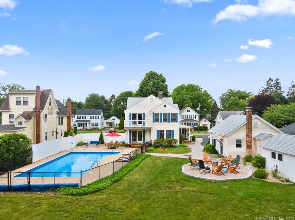 92 Grove St, Clinton CT  06413-1907 exterior