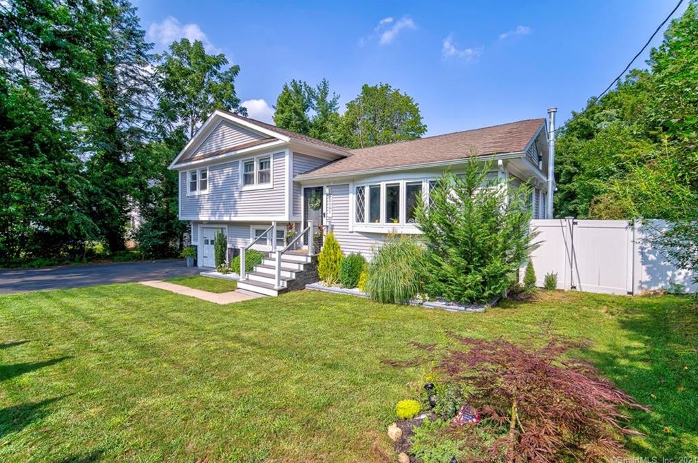 970 Cutspring Rd, Stratford, CT 06614-1956