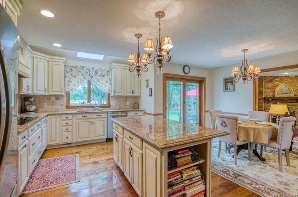 33 Devine Rd, Suffield, CT 06078-2348