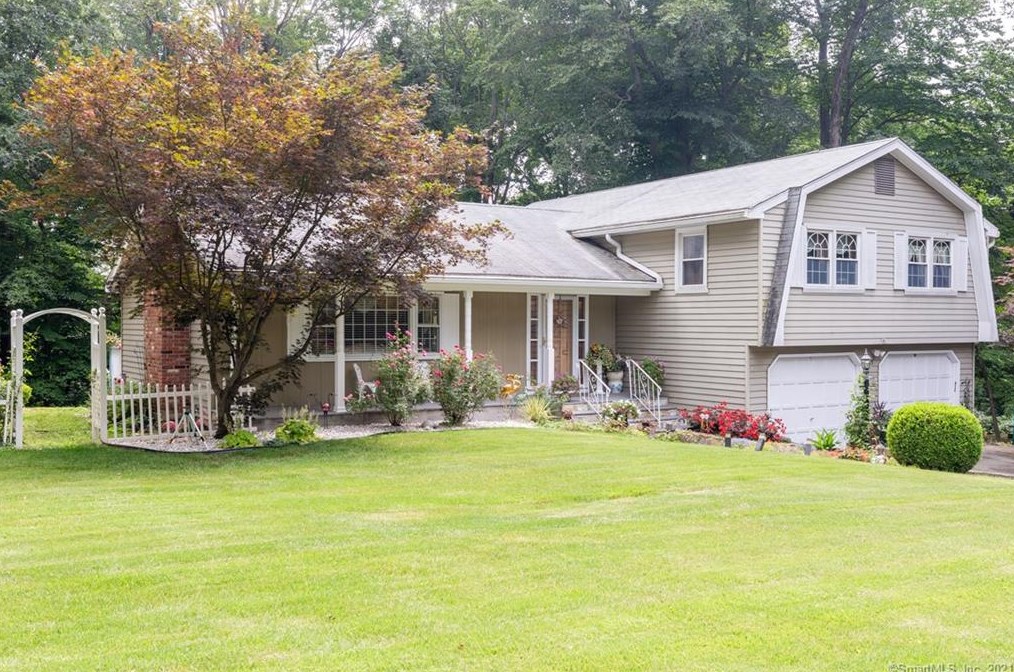 8 Bear Ridge Dr, Bloomfield, CT 06002