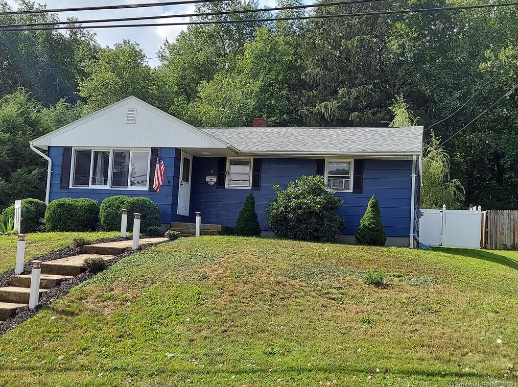 8 Teecomwas Dr, Uncasville, CT 06382