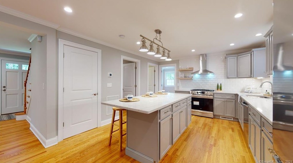 15 Yankee Peddler Path, Madison, CT 06443