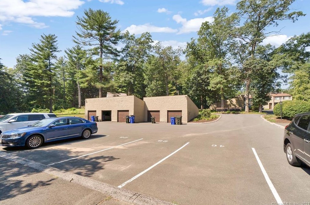 2 Gillette Ct, Simsbury CT  06070-3109 exterior