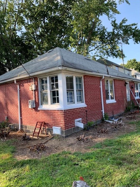 563 Pearl Harbor St, Bridgeport, CT 06610