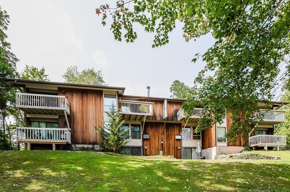 1 Country Squire Dr, Cromwell CT  06416-4510 exterior