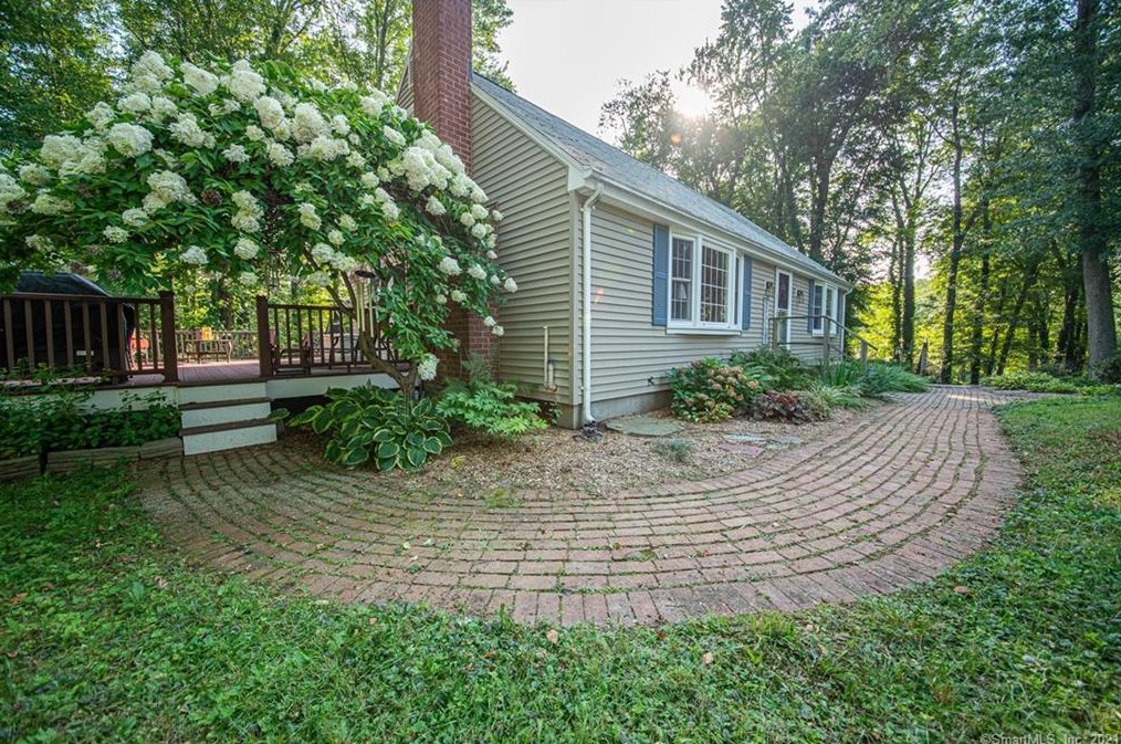 7 Cricket Ln, East Granby, CT 06026