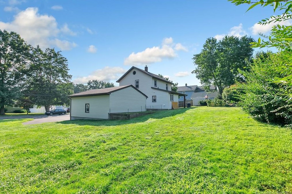 915 Cutspring Rd, Stratford, CT 06614-2448