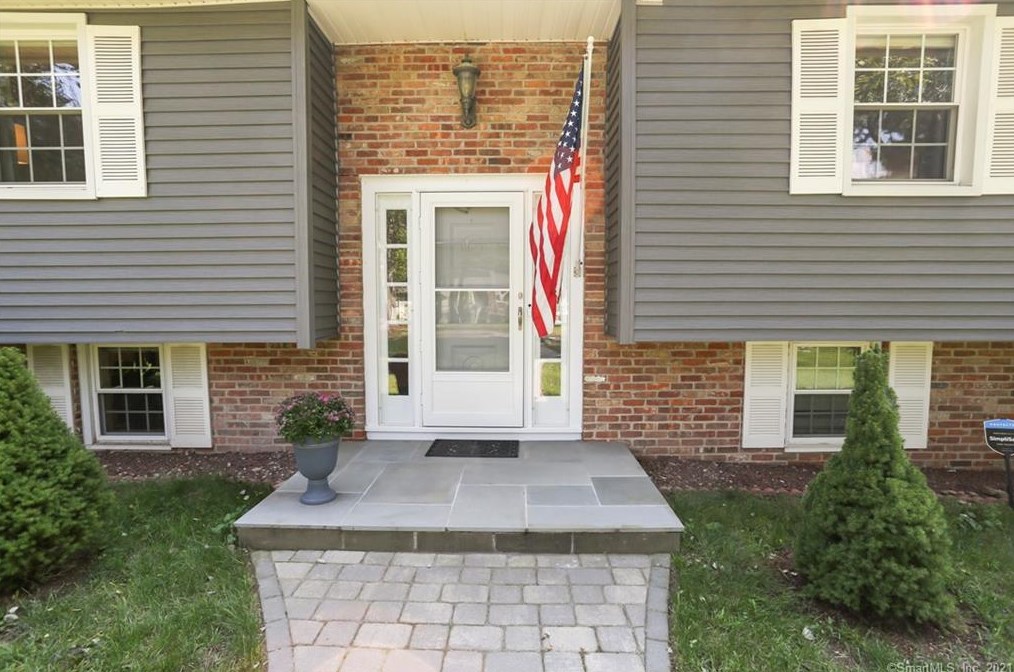 17 Birch Rise Dr, Newtown CT  06470-2005 exterior
