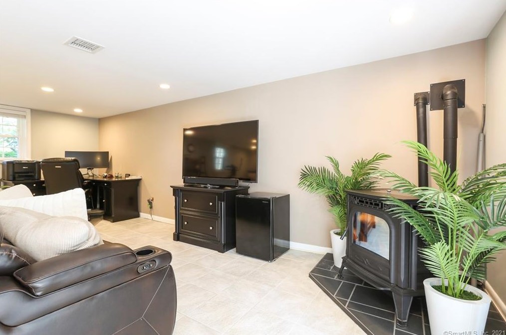 17 Birch Rise Dr, Newtown CT  06470-2005 exterior