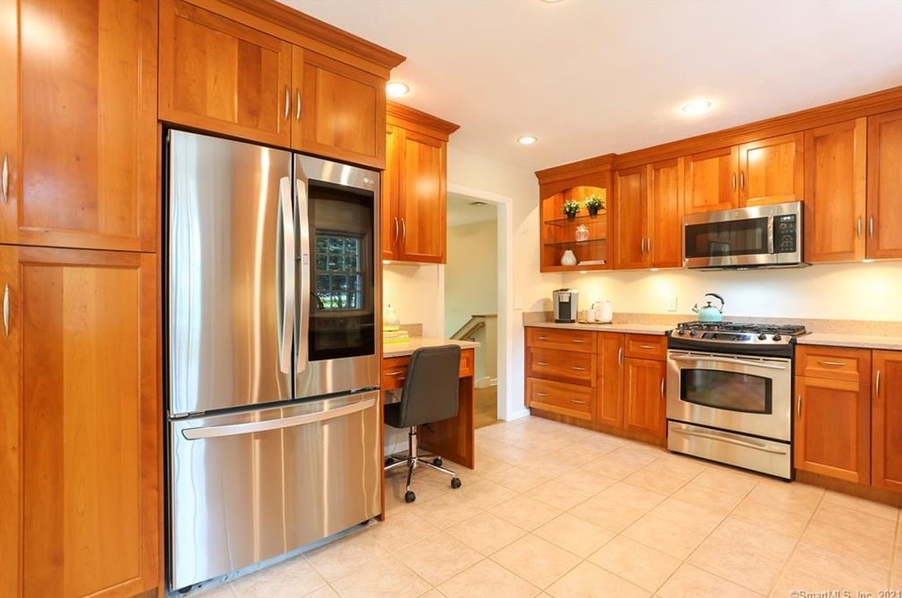 17 Birch Rise Dr, Newtown CT  06470-2005 exterior