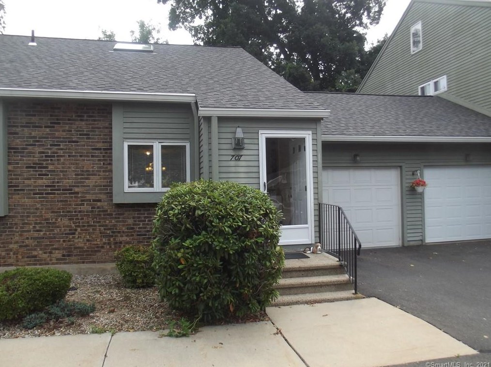 707 Sandstone Dr #707, Wapping, CT 06074