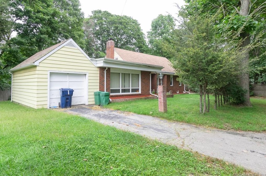 8 Connor St, Chestnut Hill, CT 06226-3605