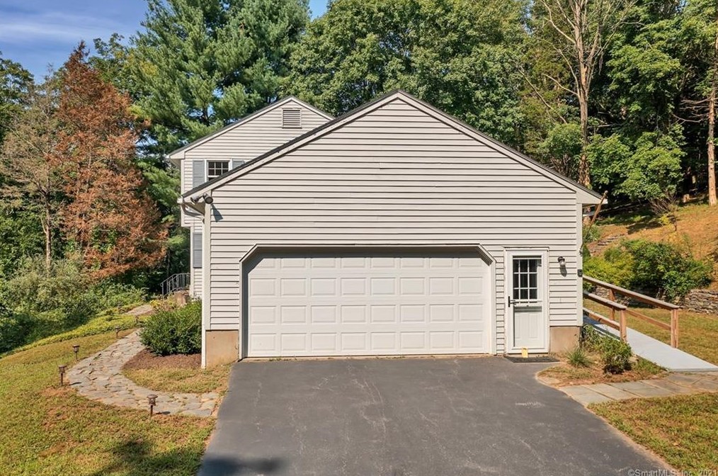 376 Darling Rd, Colchester, CT 06420
