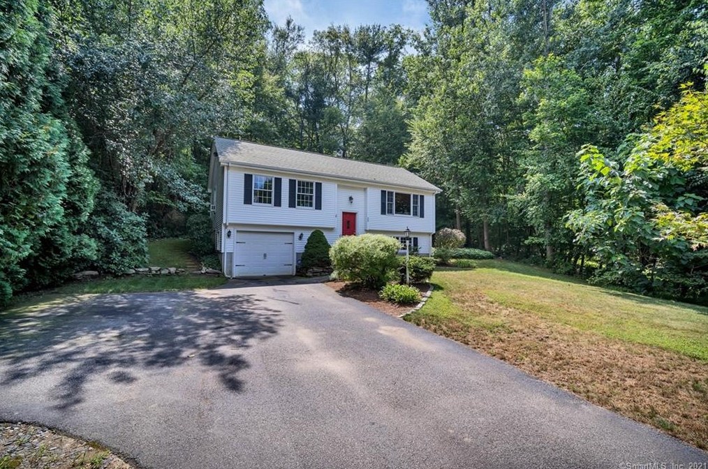 29 Pinelock Dr, Gales Ferry, CT 06335