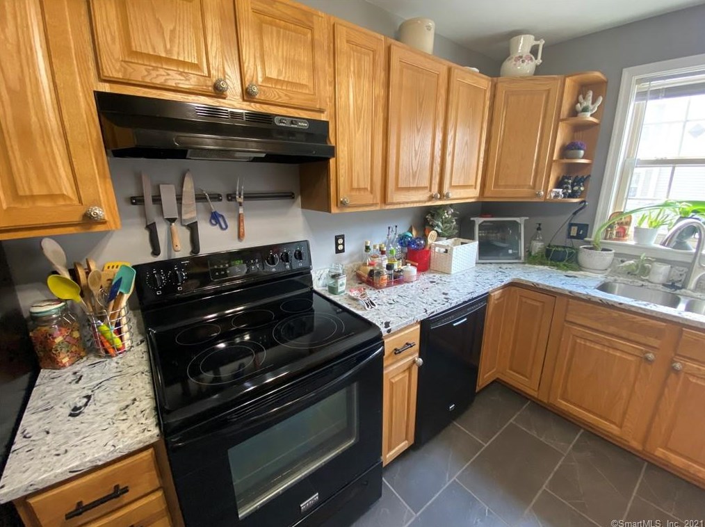 19 Hawthorne Dr #194, United States Coast Guard Ac, CT 06320