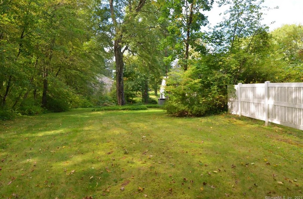 3 Appleblossom Ln, Newtown CT 06470-2241 exterior
