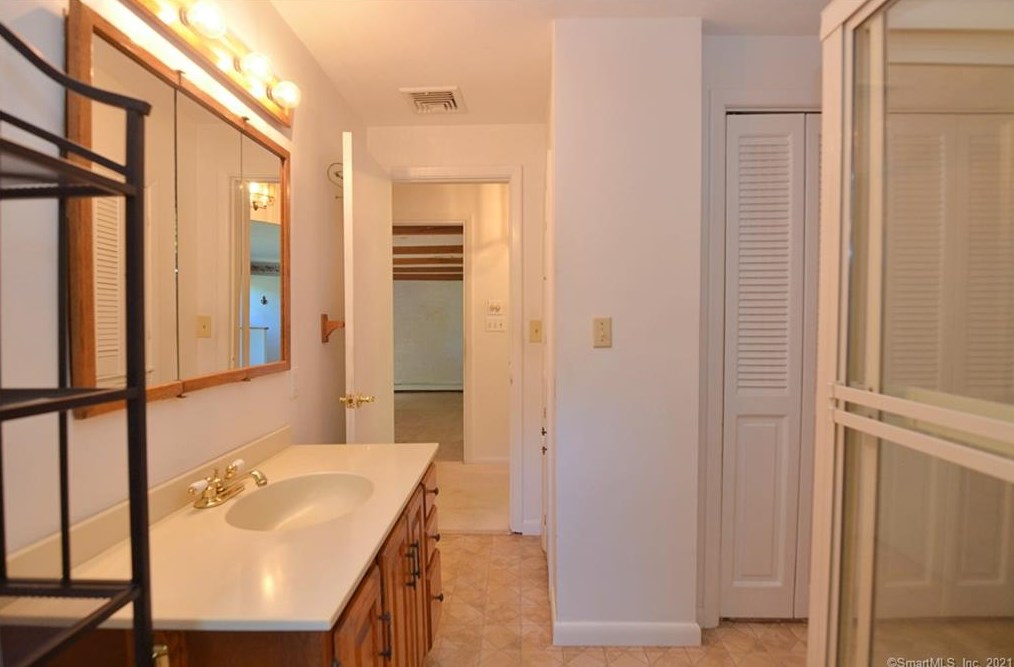 3 Appleblossom Ln, Newtown CT 06470-2241 exterior